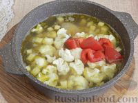 Куриный суп с цветной капустой, репой и помидором