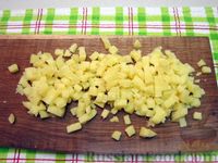Мясной салат с солёными огурцами и сухариками