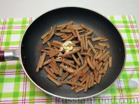 Мясной салат с солёными огурцами и сухариками
