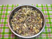 Мясной салат с солёными огурцами и сухариками