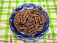 Мясной салат с солёными огурцами и сухариками