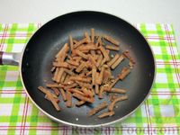 Мясной салат с солёными огурцами и сухариками