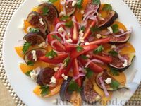 Салат из разноцветных помидоров с инжиром и брынзой