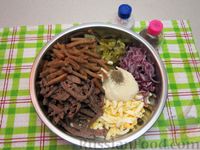 Мясной салат с солёными огурцами и сухариками